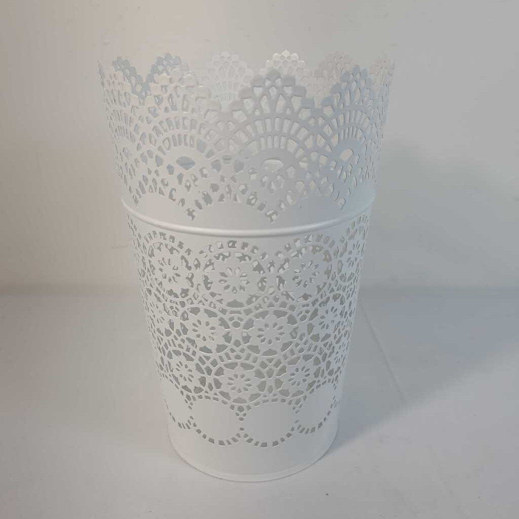 WHITE LACE TIN VASE