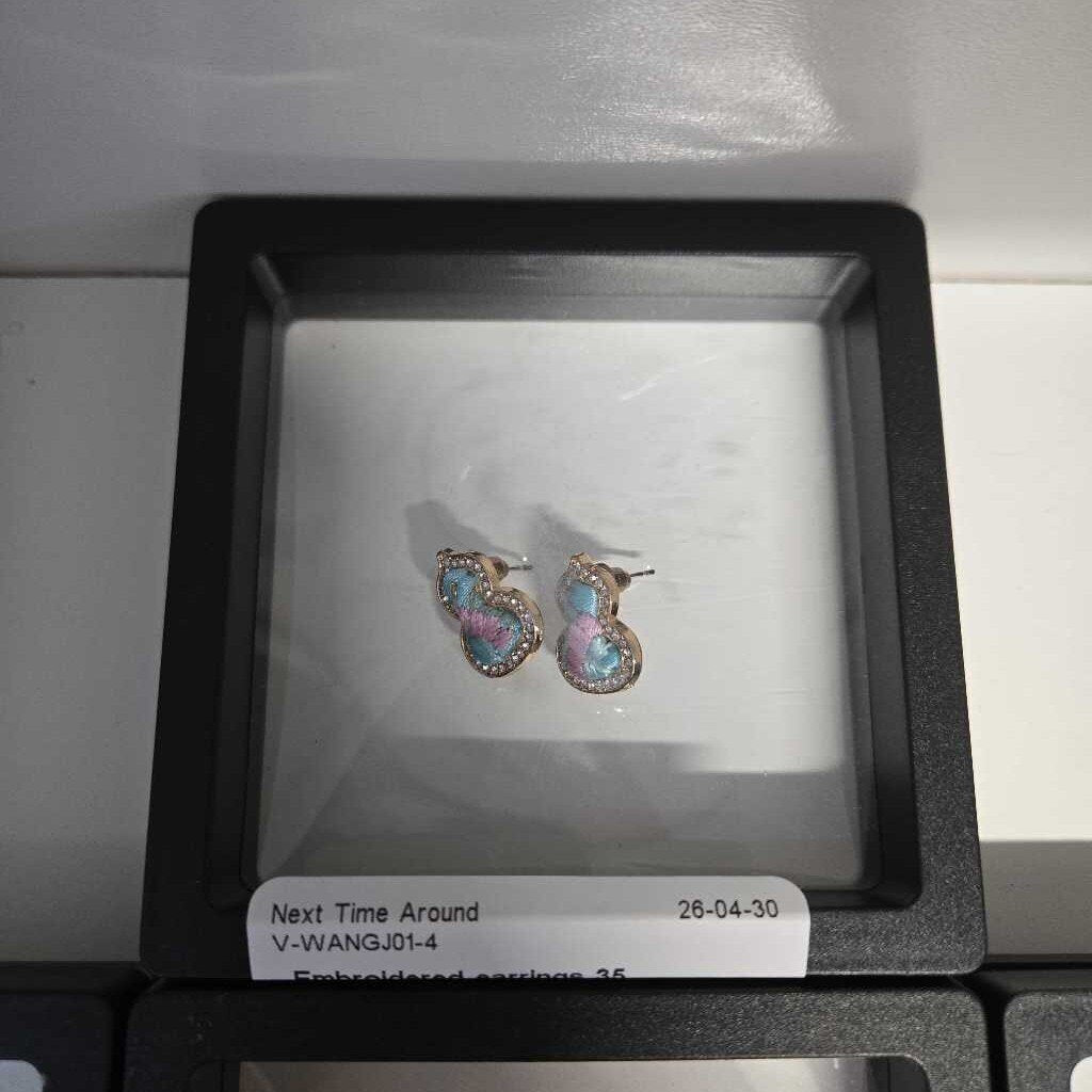 Embroidered earrings 35