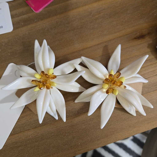 WHITE FLOWER EARRINGS