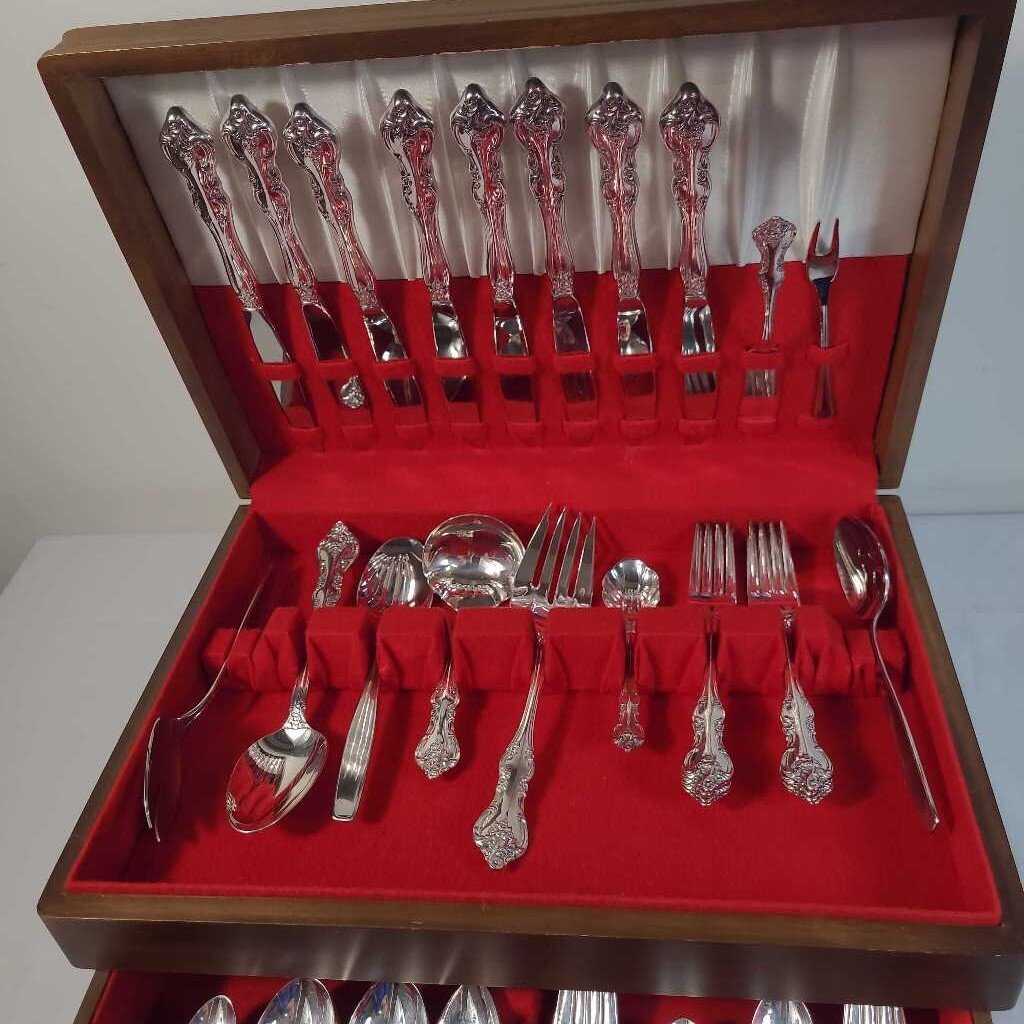 1847 ROGERS BROS. "ORLEANS"SILVERWARE IN CHEST