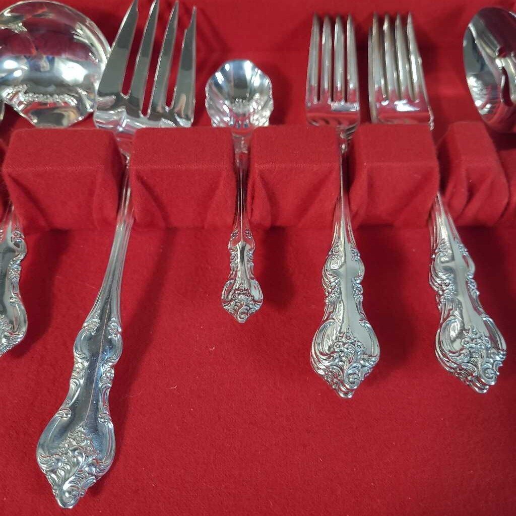 1847 ROGERS BROS. "ORLEANS"SILVERWARE IN CHEST