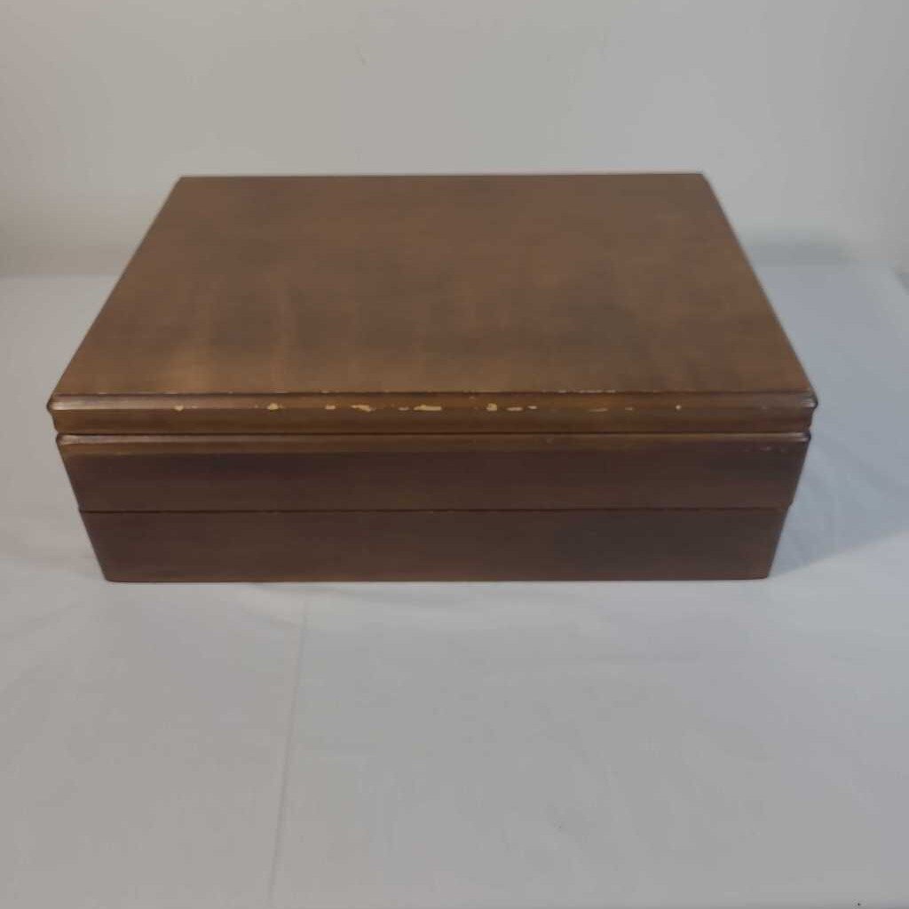 1847 ROGERS BROS. "ORLEANS"SILVERWARE IN CHEST