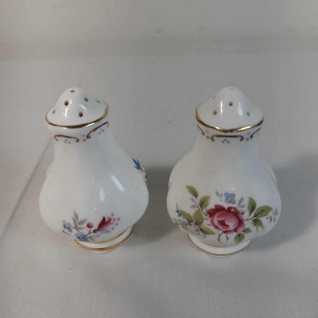 PR VTG SALT & PEPPER SHAKERS W/ FLOWERS