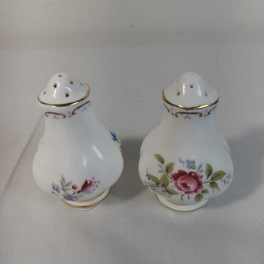 PR VTG SALT & PEPPER SHAKERS W/ FLOWERS