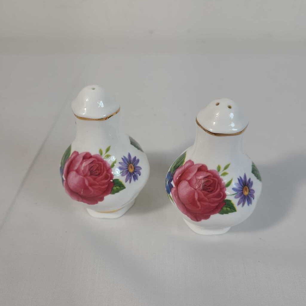 PR VTG SALT & PEPPER SHAKERS W/ FLOWERS