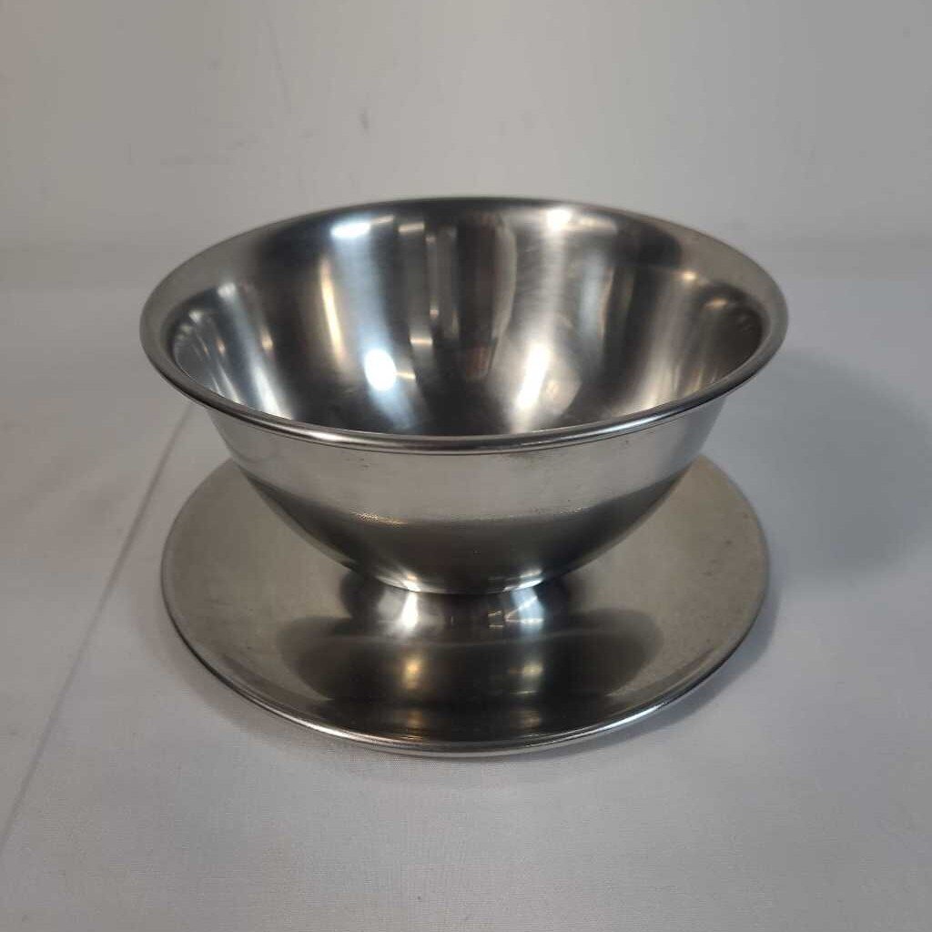 ONEIDA STAINLESS GRAVY BOAT W/ ATTACHED DRIP PLATE