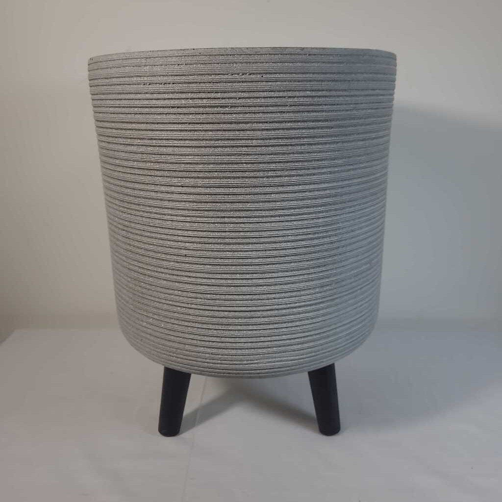 RIBBED PLANTER ON 3 LEGS