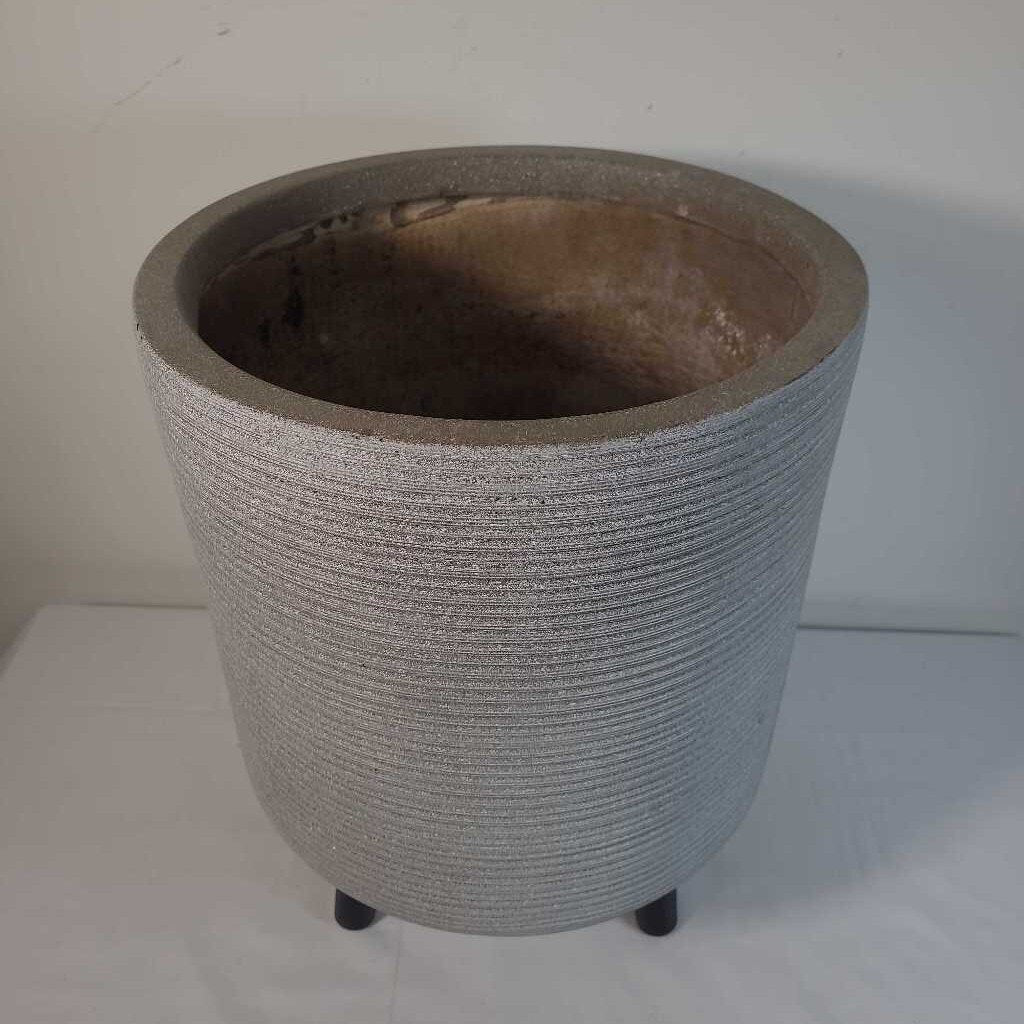 RIBBED PLANTER ON 3 LEGS