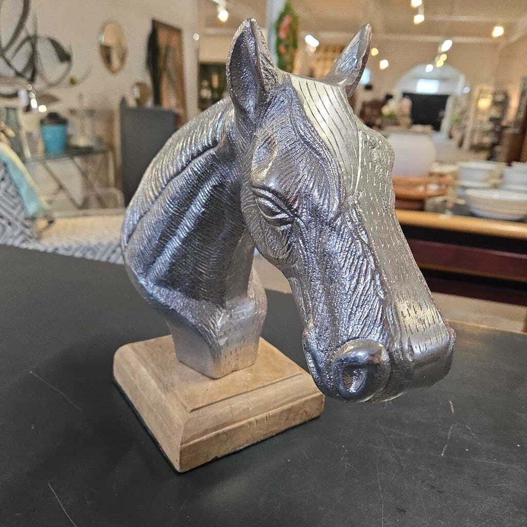 HORSE HEAD ON WOODEN BASE
