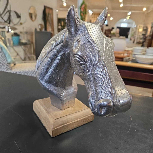 HORSE HEAD ON WOODEN BASE
