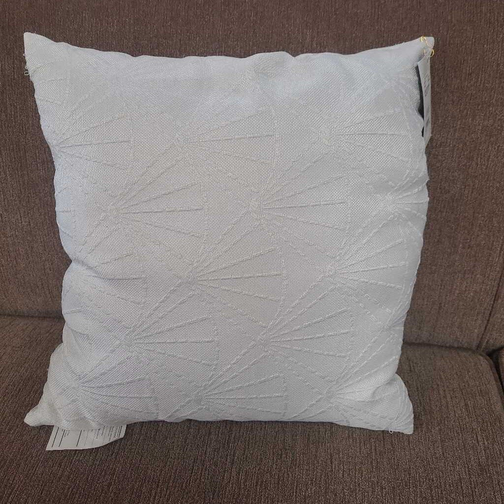 WHITE TEXTURED PILLOW