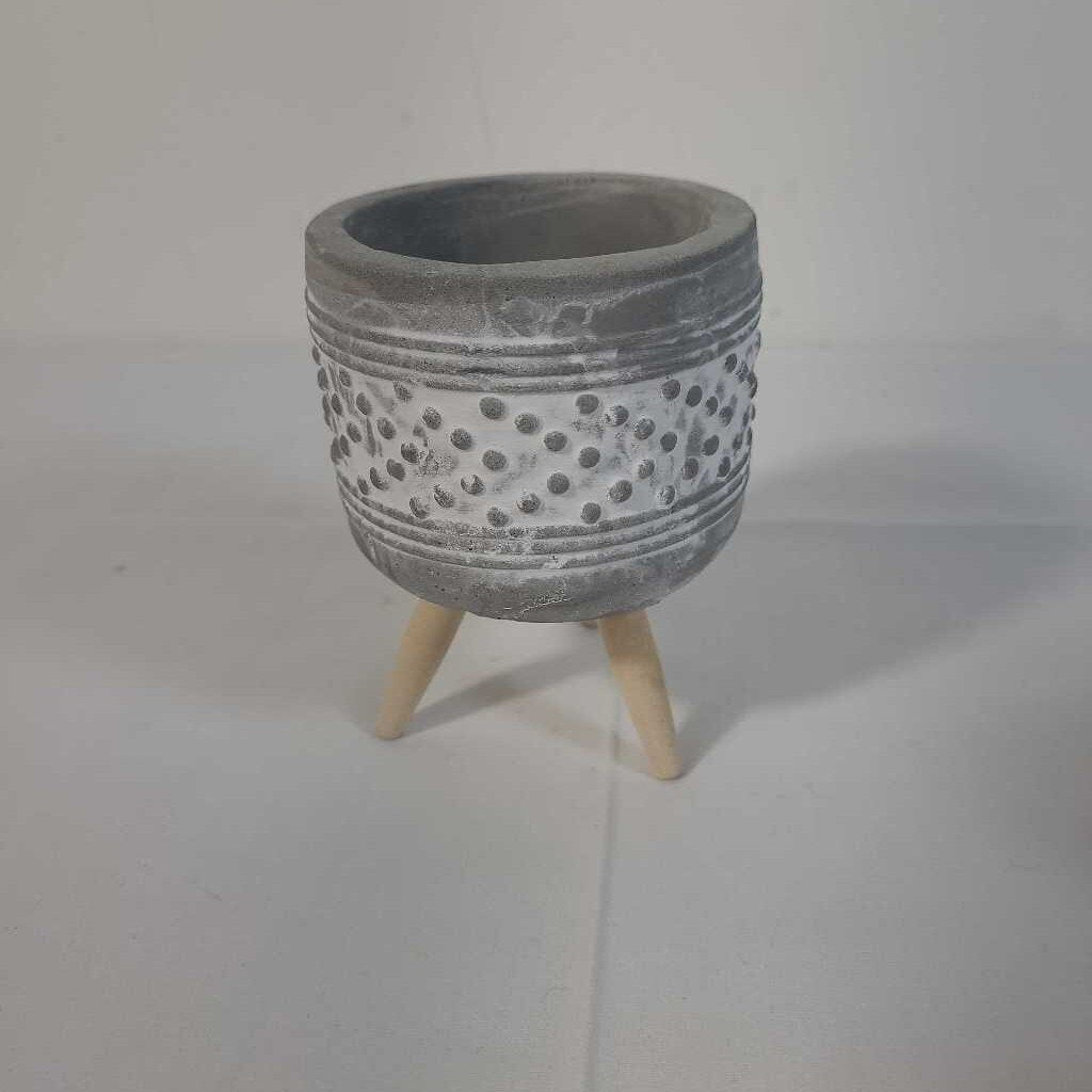 CEMENT POT ON 3 LEGS