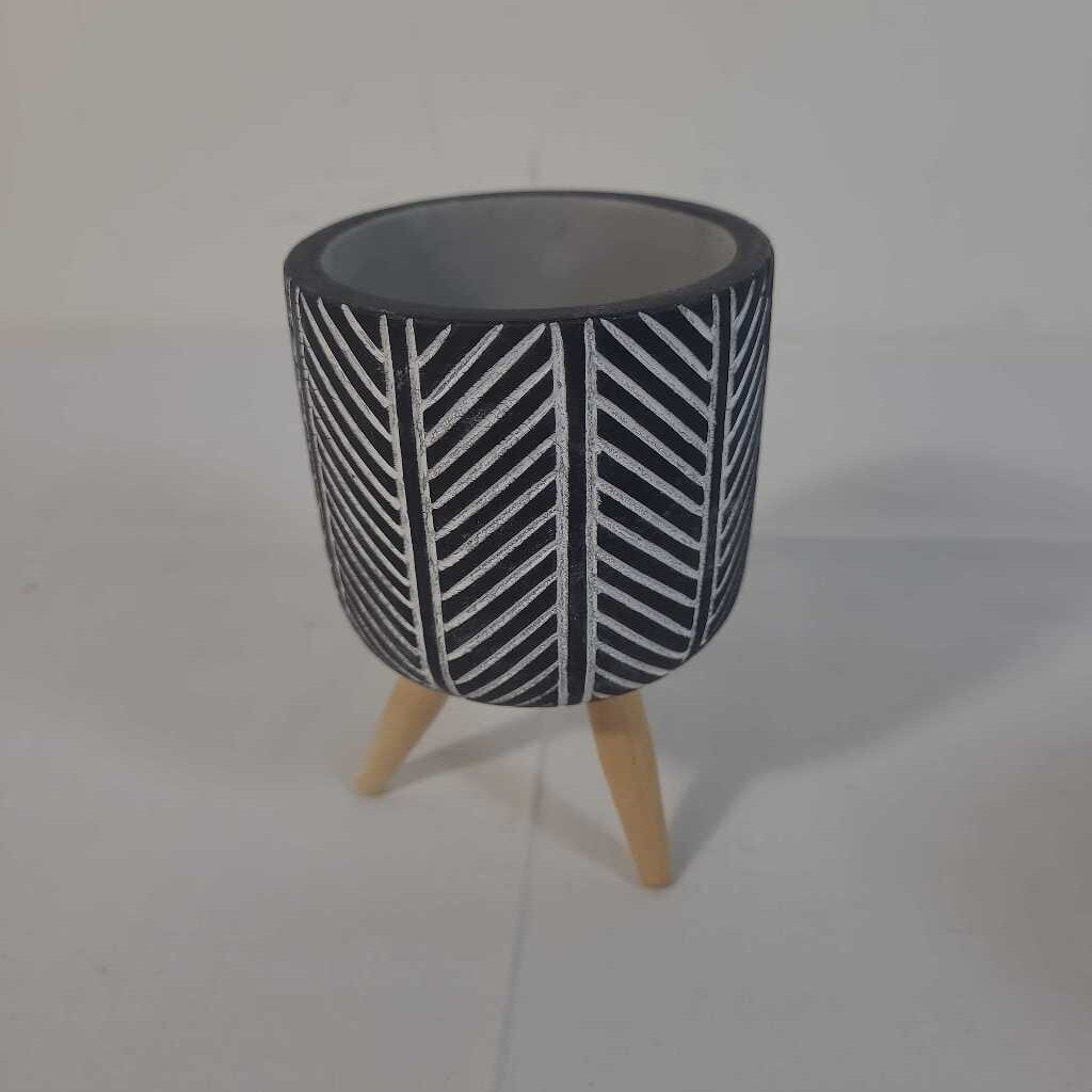 CEMENT POT ON 3 LEGS
