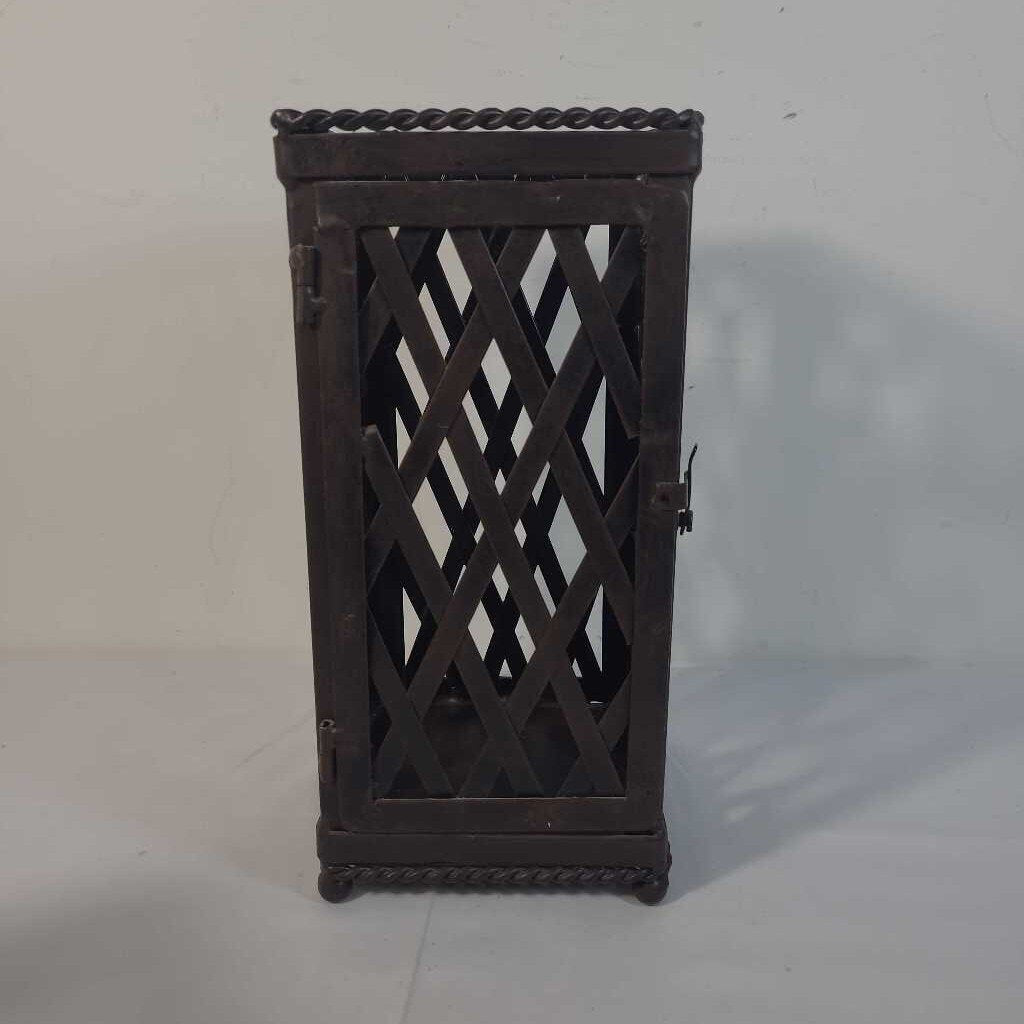 BROWN METAL LATTICE LANTERN