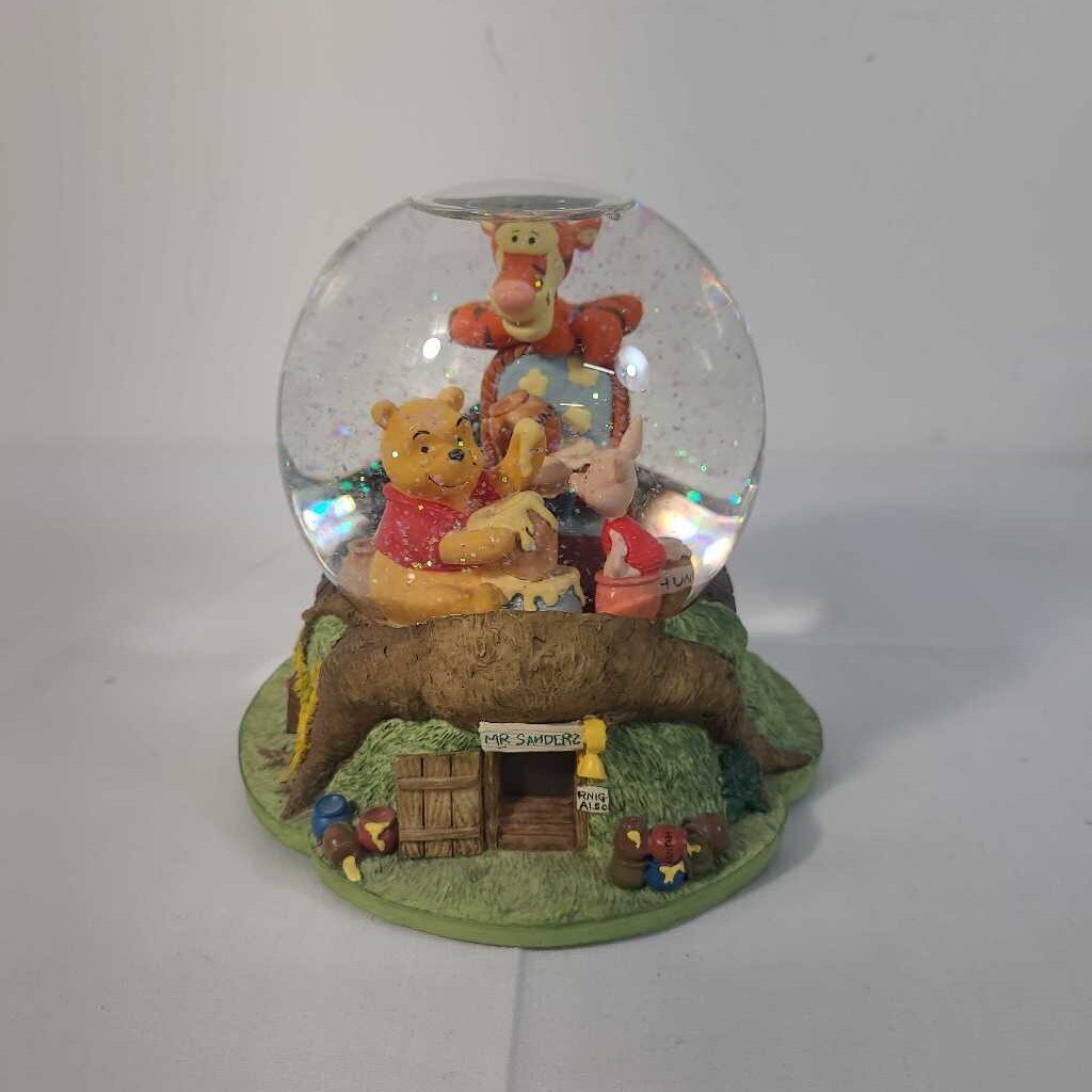 WINNIE THE POOH MR. SAUNDERZ TREE HOUSEMUSIC GLOBE