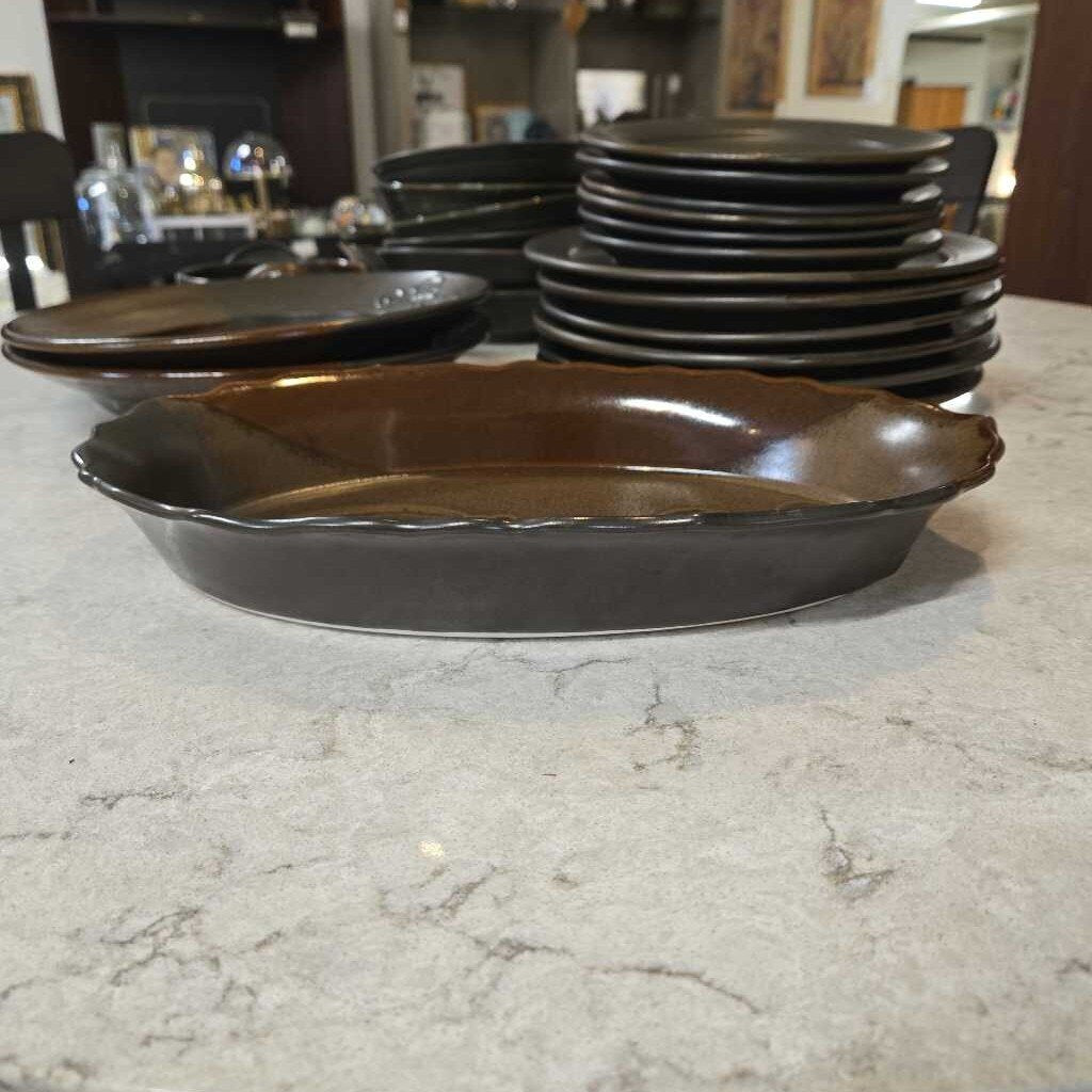 SCALLOPED OVAL POTTERY SERVING DISH