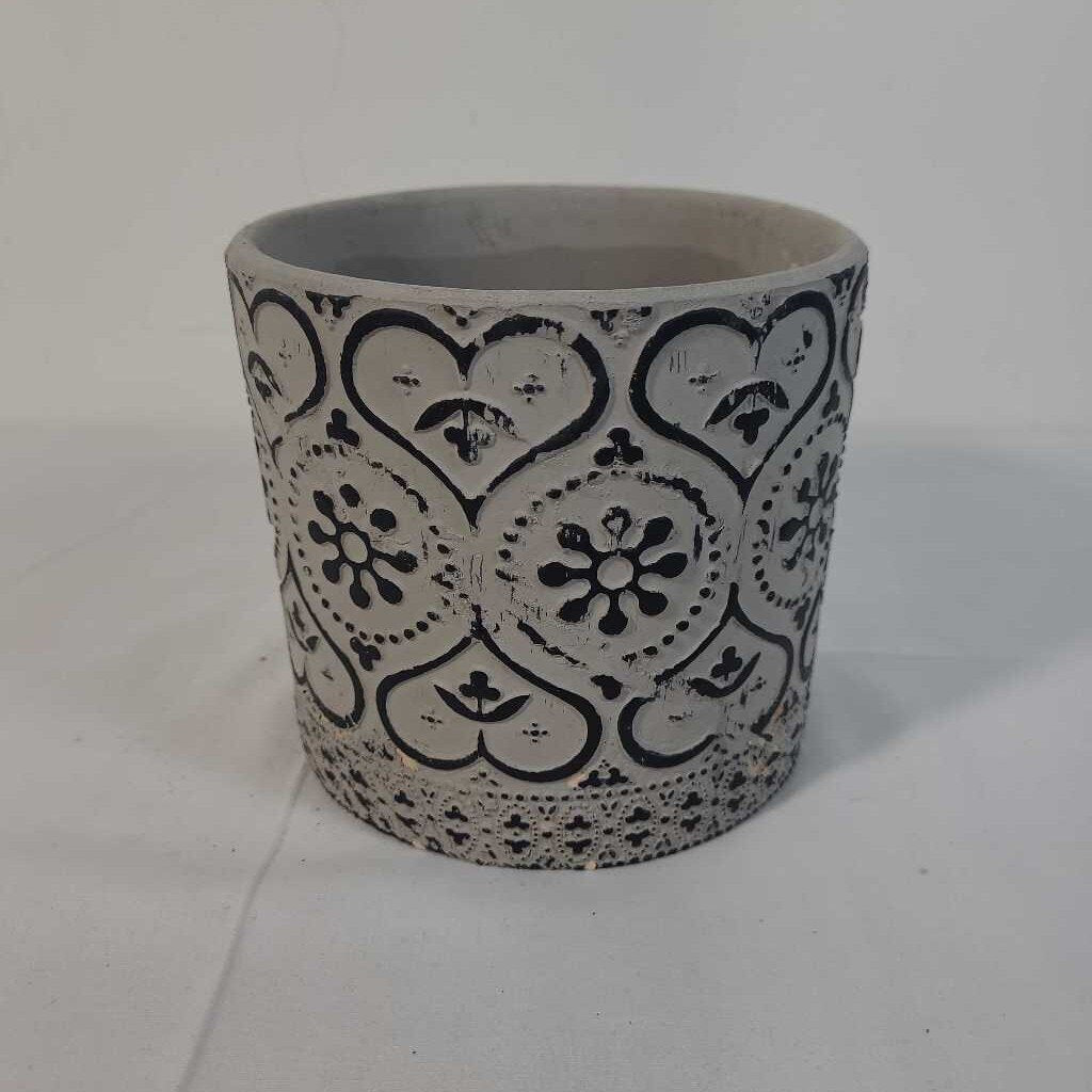 CERAMIC POT W/ HEARTS