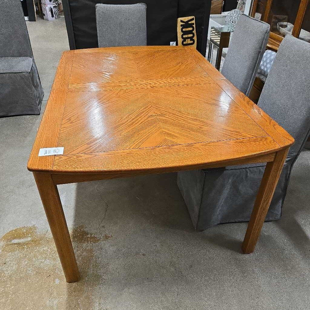 OAK DINING TABLE W/ 17.5" leaf