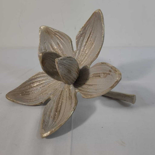LILY TABLE DECOR