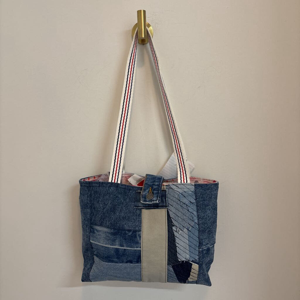 Building designs reversible tote