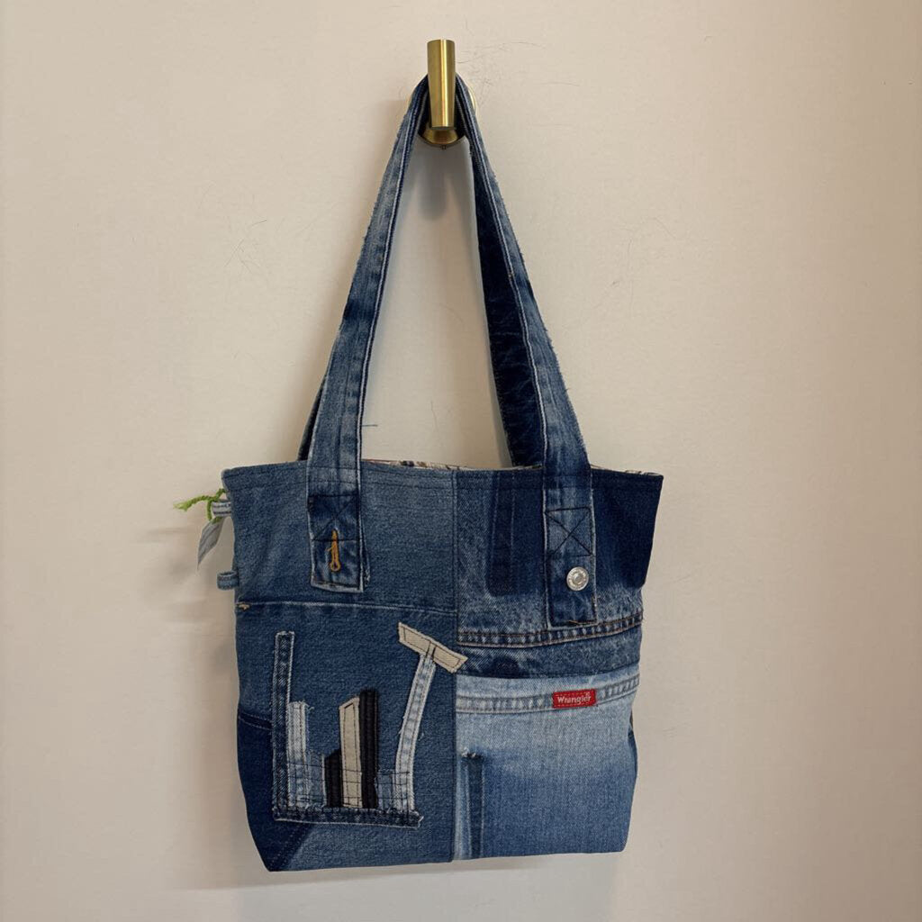 Building designs reversible tote