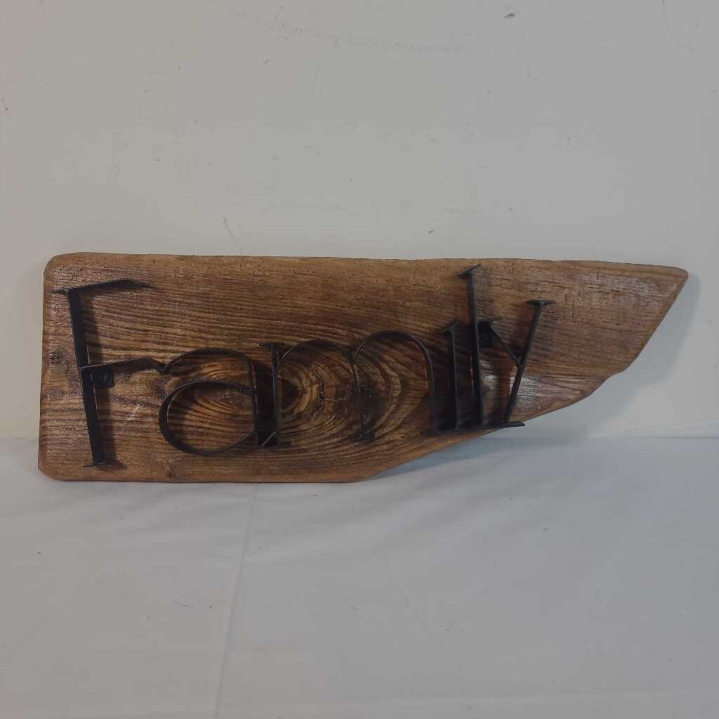 FAMILY WOOD SIGN