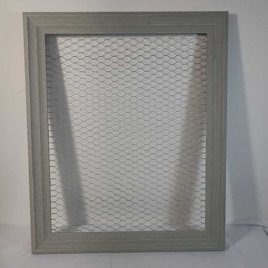 CHICKEN WIRE NOTE BOARD
