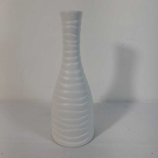 SM WHITE BUD VASE