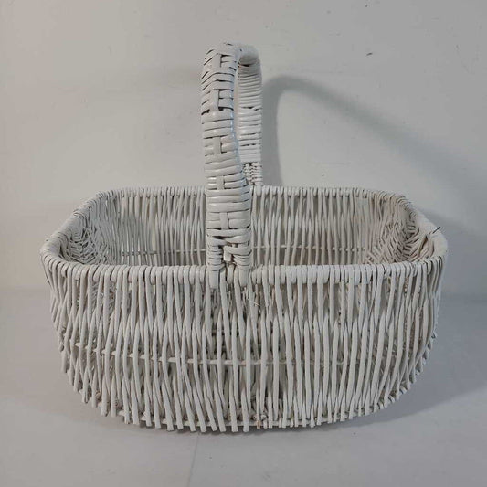 WHITE WICKER BASKET W/HANDLE