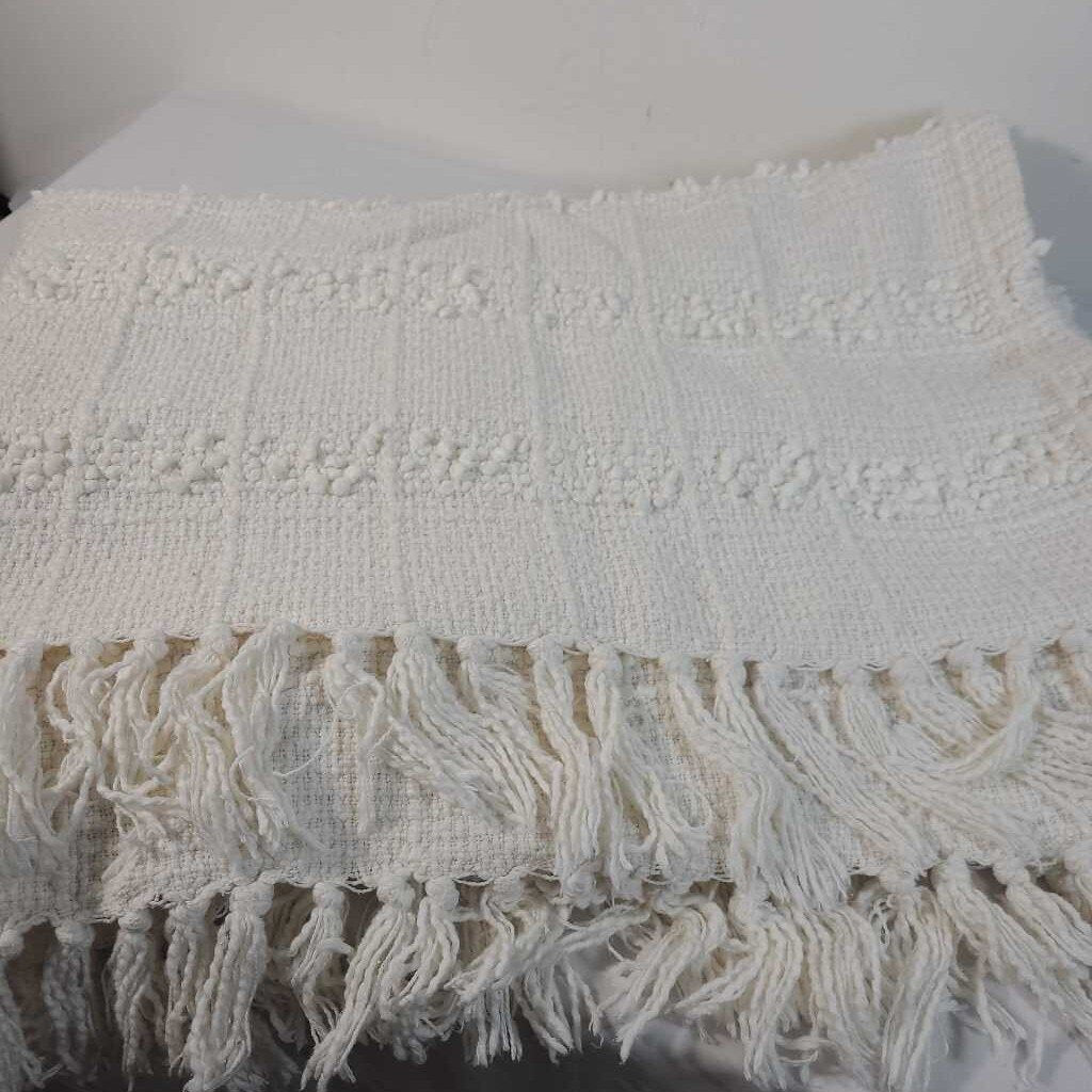 WHITE TEXTURED THROW