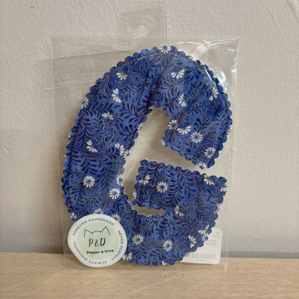 BANNER LETTER - "G" BLUE DASIES