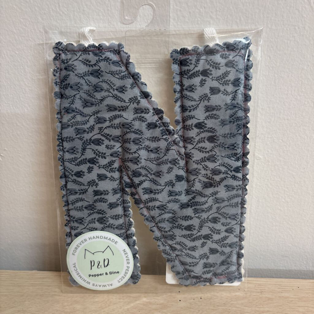 BANNER LETTER - "N" BLUE/GREY BUDS