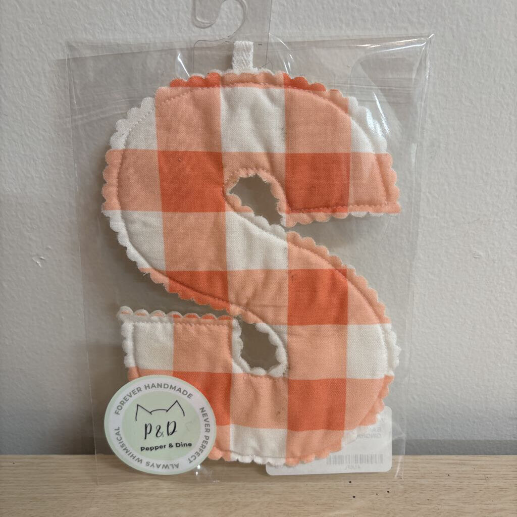 BANNER LETTER - "S" ORANGE GINGHAM