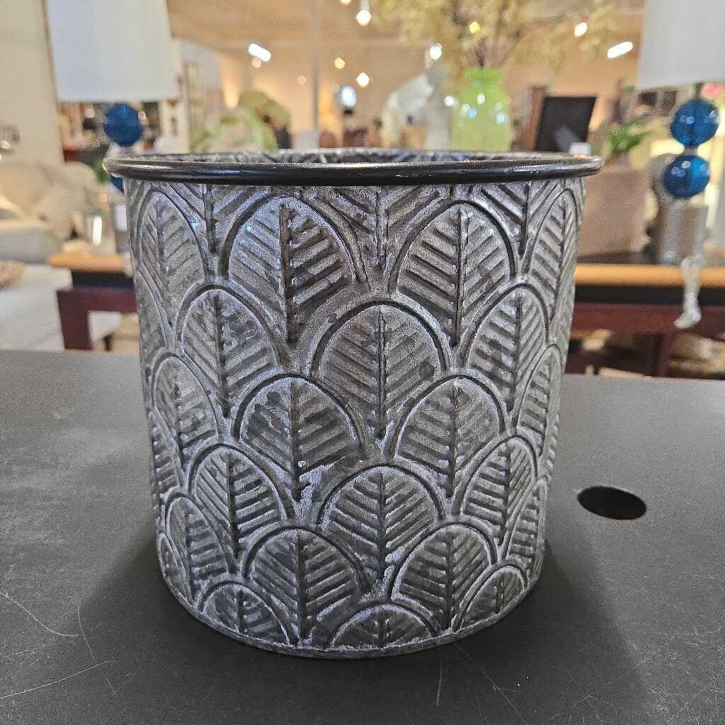 TIN PLANTER W/INSERT