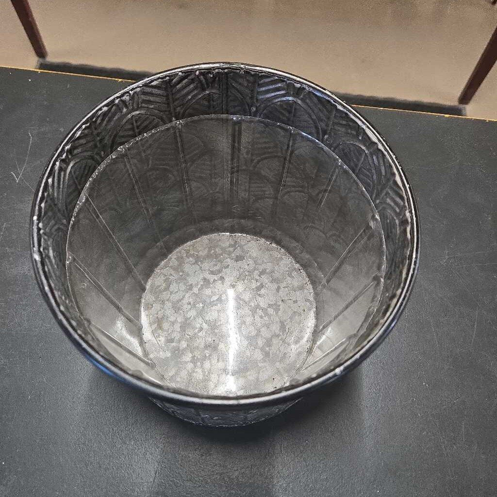 TIN PLANTER W/INSERT