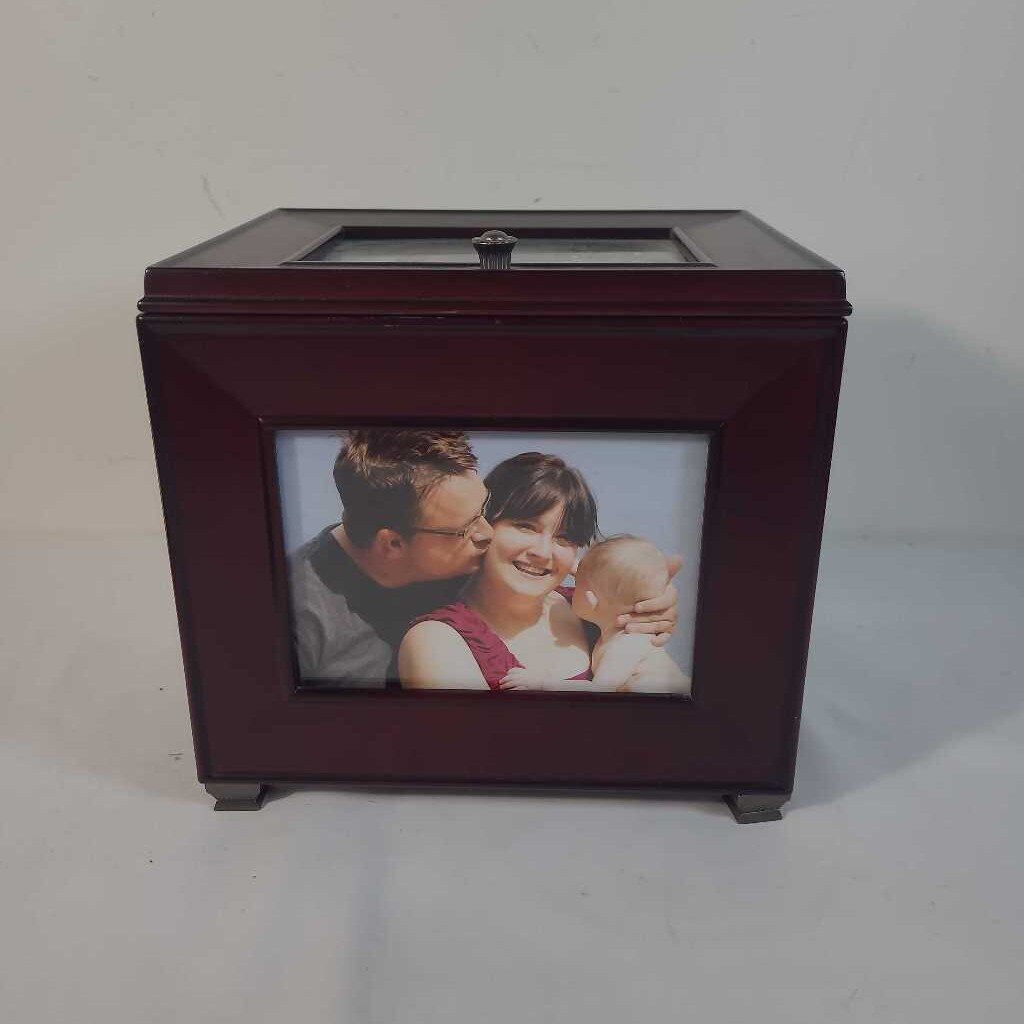 LG BOMBAY PHOTO BOX