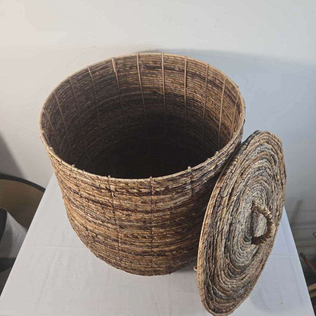 LIDDED BASKET