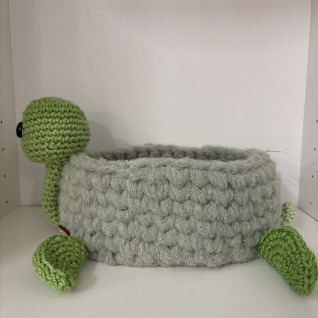 GREEN TURTLE BASKET