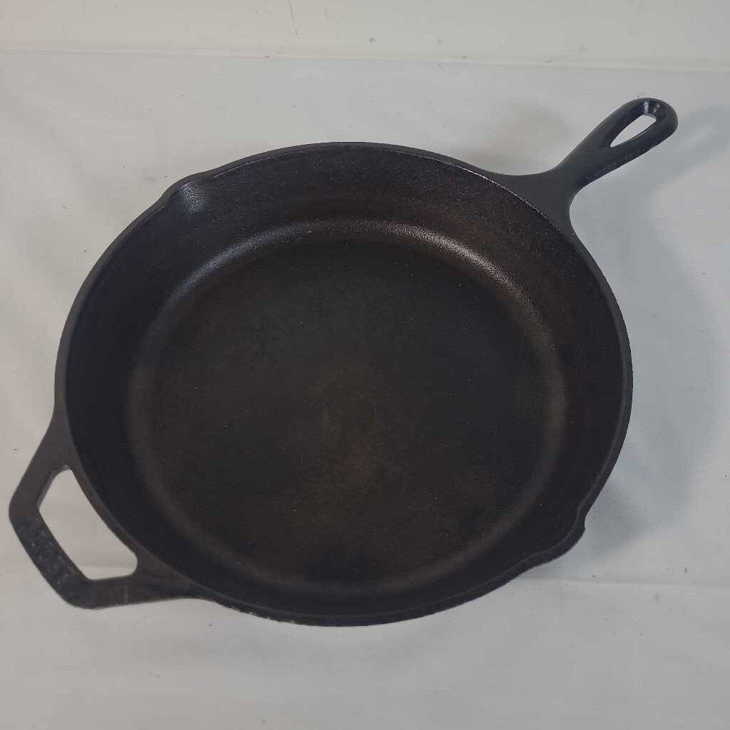 LODGE CASE- IRON FRYING PAN