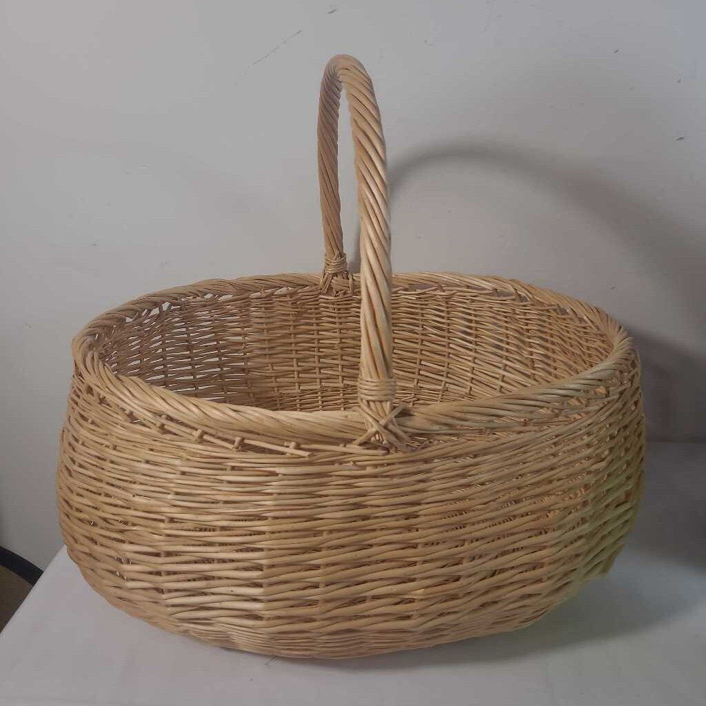 OVAL WICKER BASKET W/ HANDLE