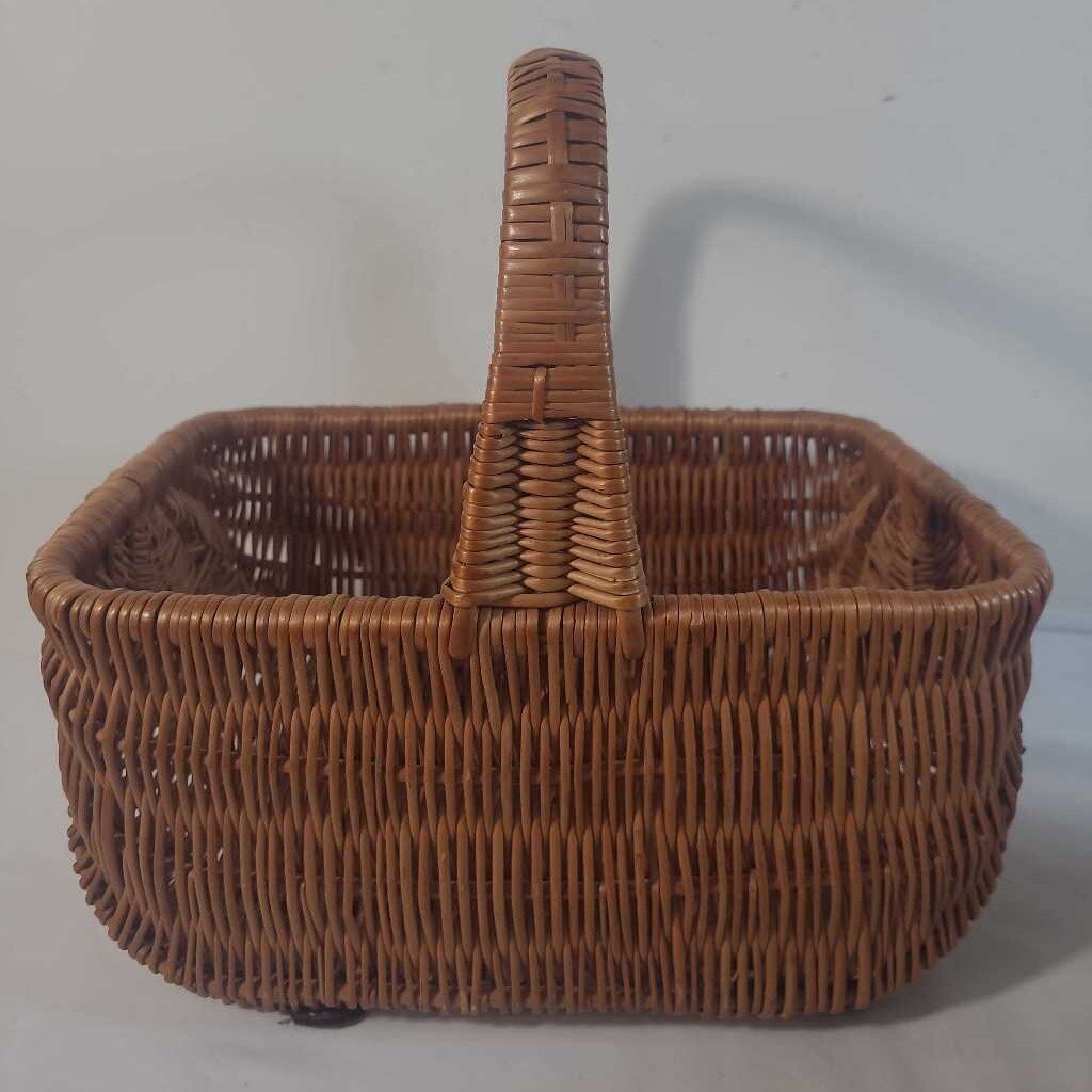 RATTAN BASKET W/ HANDLE