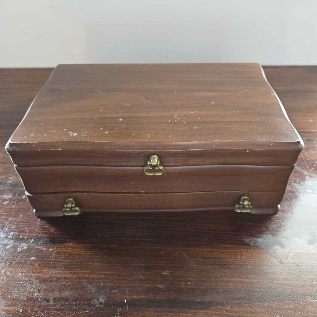 JASCO Her Majesty Emerald Lined Jewel Chest