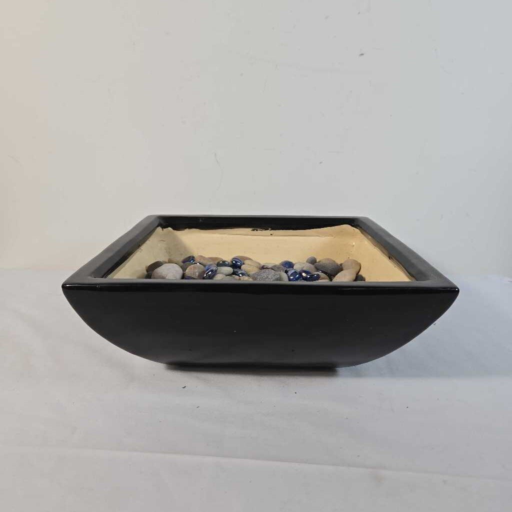 BLACK BOWL W/DECORATIVE ROCKS