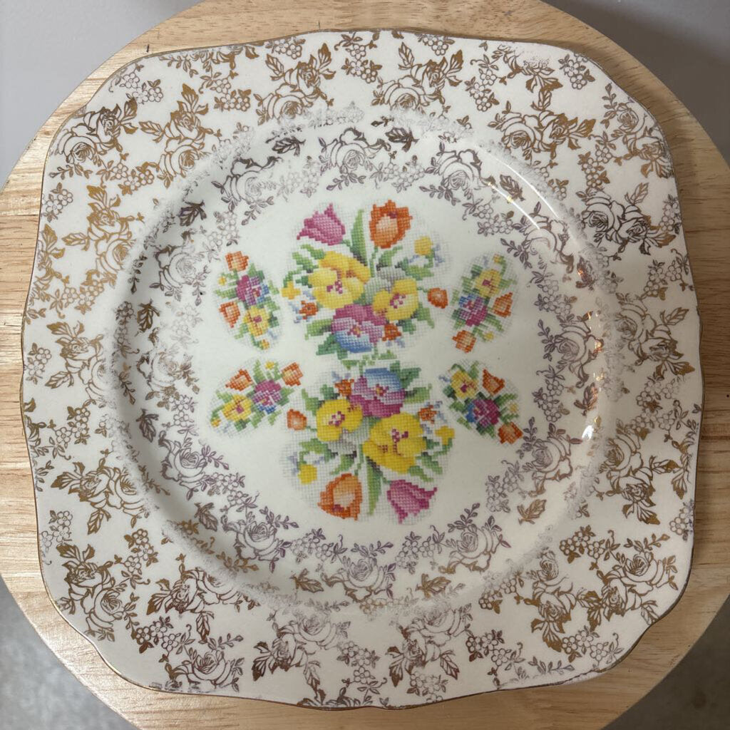 SQUARE LUNCHEON PLATE H&K TURNSTALL ENGLAND "OLD ENGLISH SAMPLER " PATTERN 1930-40