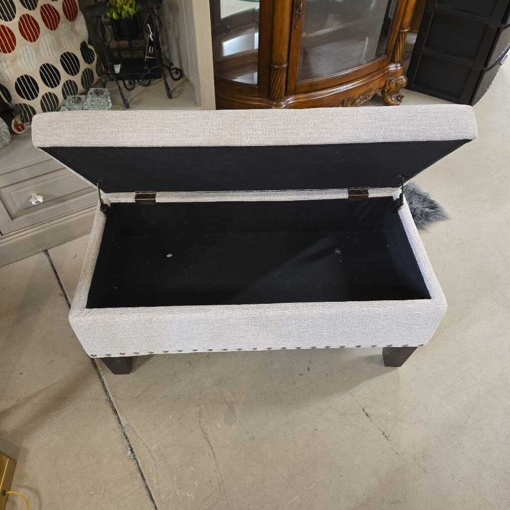 OATMEAL STUDDED STORAGE BENCH