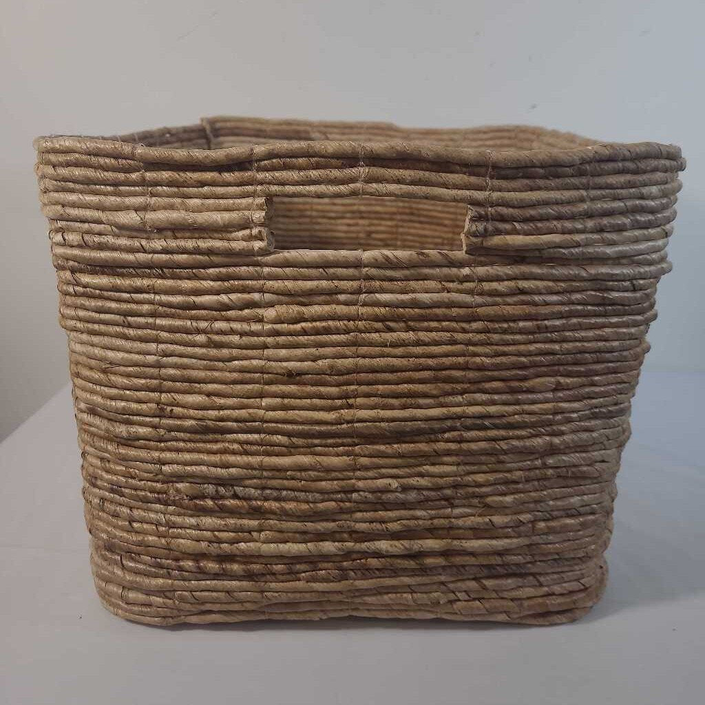 BASKET W/HANDLES