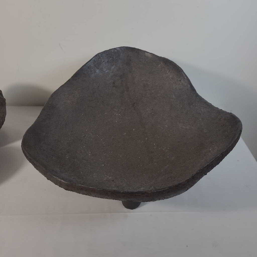 TEXTURED BOWL W/2 DECORATIVE BALLS