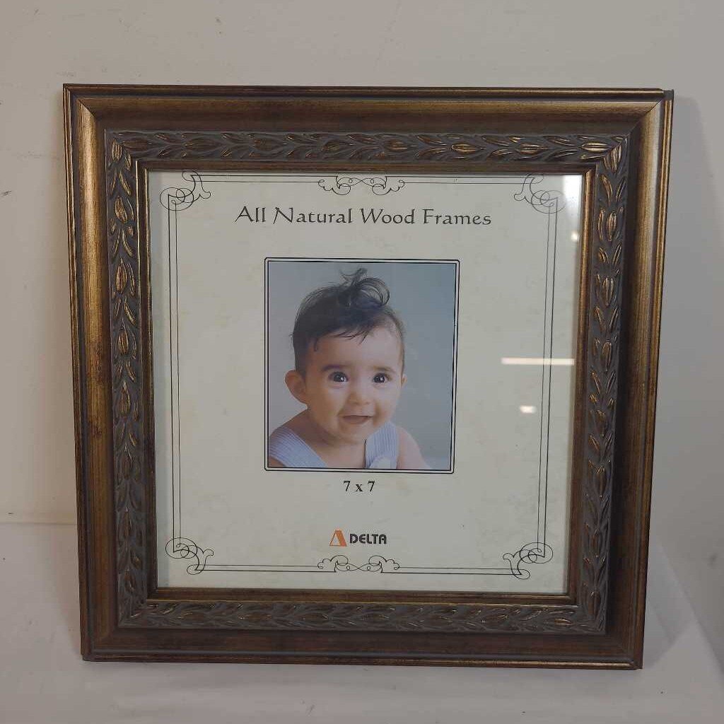 7" X 7" GOLD PICTURE FRAME