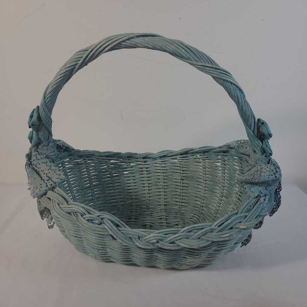 BLUE BASKET W/LACE & FLOWERS