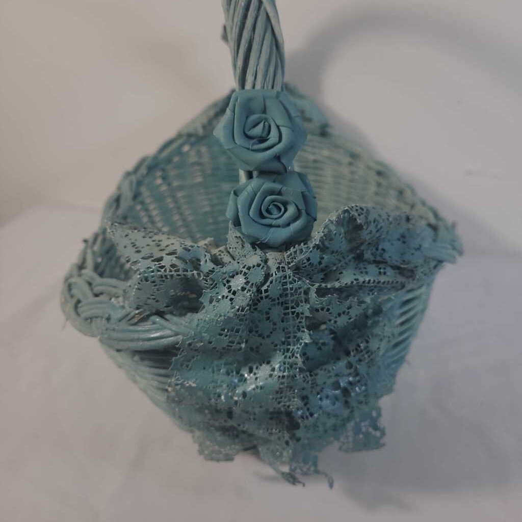 BLUE BASKET W/LACE & FLOWERS